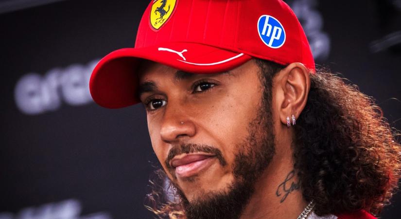 Bundesliga-frizurával sokkolta a szurkolókat Lewis Hamilton – a sztárfodrász is megszólalt