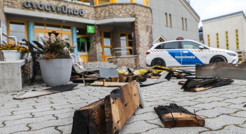 Közelről látszik csak igazán, mekkora pusztítást végzett a tűz a tiszaújvárosi fürdőn – friss fotók és videó