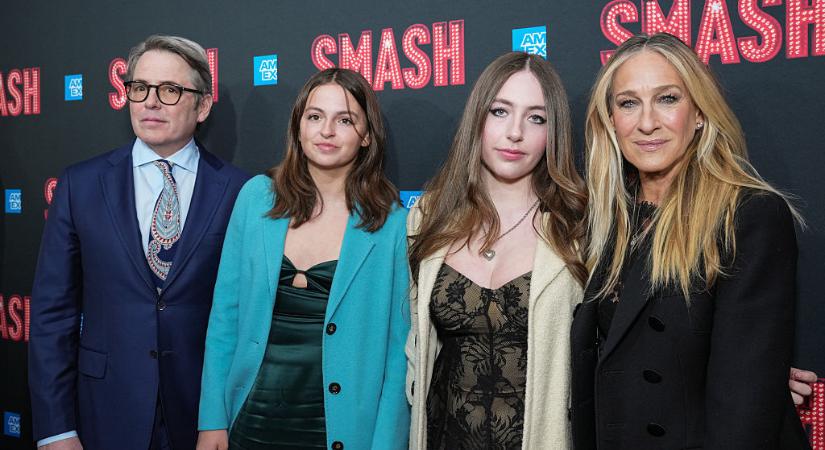 Sarah Jessica Parker ritkán látott ikerlányaival mutatkozott a vörös szőnyegen – le sem tagadhatnák híres édesanyjukat