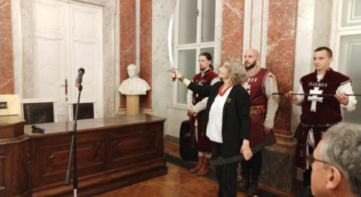 Költészet napja: költő nő szablyával