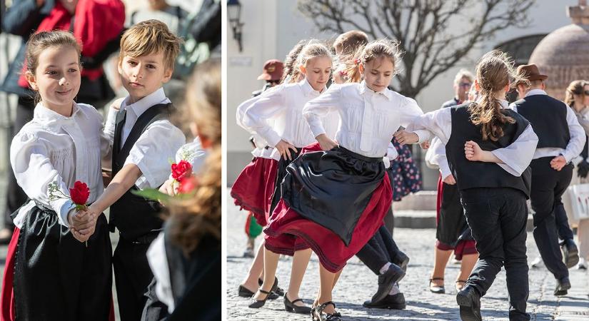 Rég nem látott néptáncforgatag a belvárosban - galériával