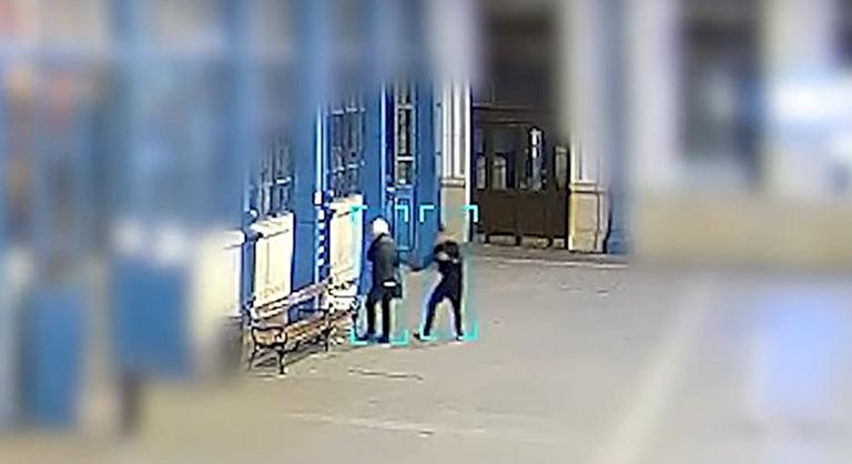 Videón, ahogy kirabolnak egy idős férfit a Nyugati pályaudvarnál