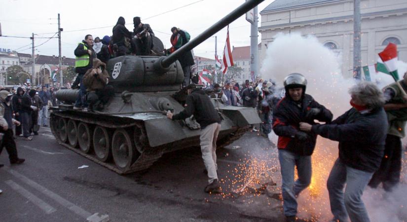 Meghalt a férfi, a 2006-ban a „elkötött” egy tankot a Deák téren