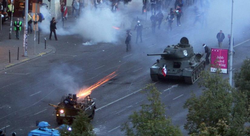 Meghalt Horváth György, aki 2006-ban elkötötte a tankot a Deák téren