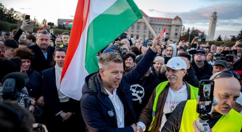 „Jó reggelt miniszterelnök úr, üdvözöljük az őszödi beszédét!” – Pécsett folytatta országjárást Magyar Péter