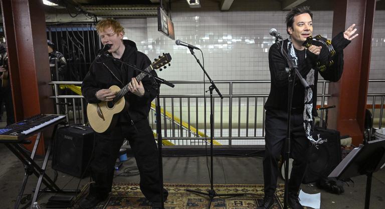 Álruhában adott rögtönzött koncertet Ed Sheeran és Jimmy Falloon New Yorkban