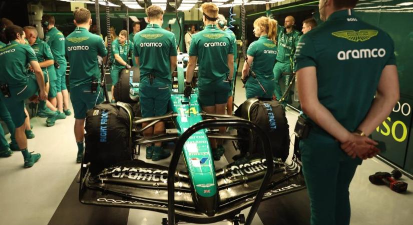 Ebből brutális baleset lehetett volna: Fernando Alonso kormánya kiesett edzés közben