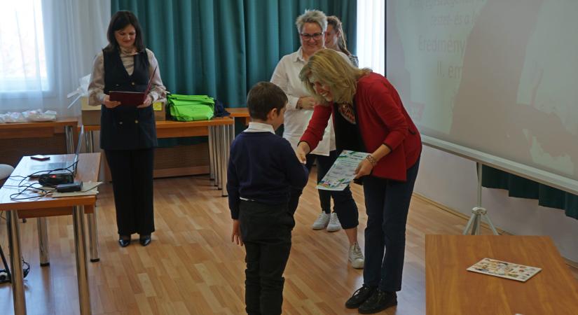 Fogászati rajz- és esszépályázata legjobbjait jutalmazta a helyi LEK
