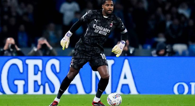 Saját csapattársával ütközött, hordágyon vitték le a Milan kapusát