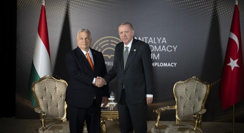 Orbán Viktor Recep Tayyip Erdogan török elnökkel folytatott kétoldalú tárgyalást Antalyában