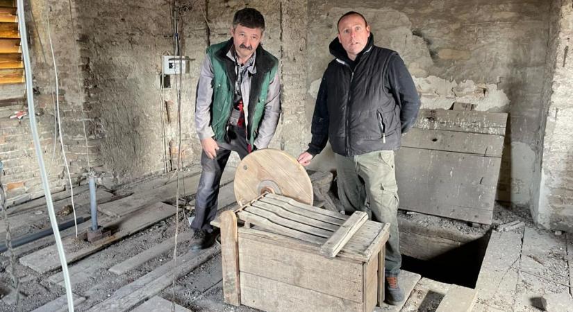 Furcsa zajra lettek figyelmesek a főtéren sétálók, megszólalt az elfeledett szerkezet – videóval