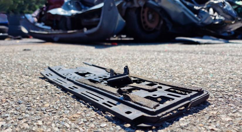 Kamion és személyautó ütközött az M0-s autóúton - teles az útzár