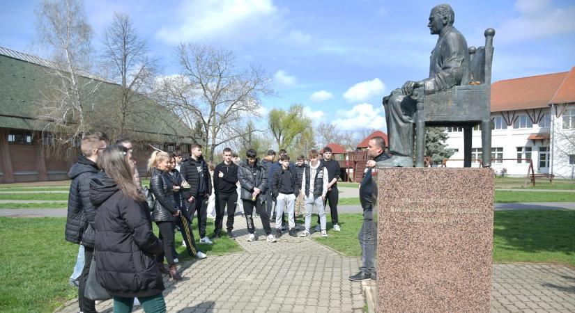 Szobortúrán ismerkednek Csenger múltjával