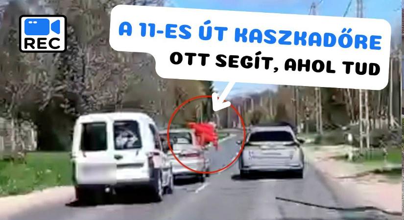 Mutatjuk a 11-es út kaszkadőrét, aki ott segít, ahol tud