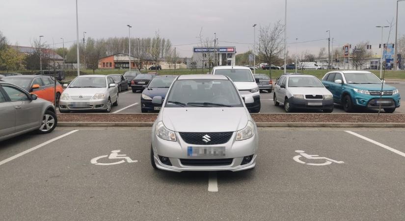 A nap parkolója: két mozgáskorlátozott parkolóhely, nulla kártya?