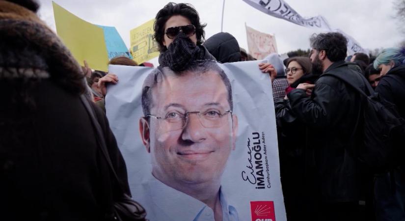 „Úgy nőttem fel, hogy Erdoganék vannak hatalmon, már nagyon unom” – több demokráciát és erősebb gazdaságot akarnak a török fiatalok