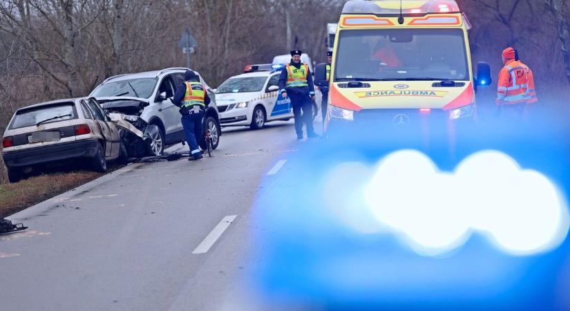 Előbb a terepjáróval ütközött, majd az árokba csapódott az autó