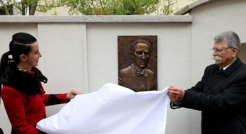 Márai Sándort ábrázoló domborművet lepleztek le Tokajban