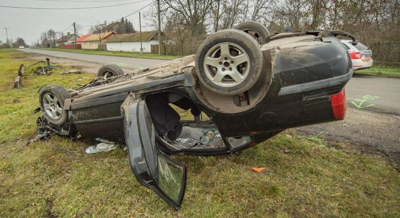 Baleset Püspökladánynál: a feje tetején állt meg a lesodródott autó!
