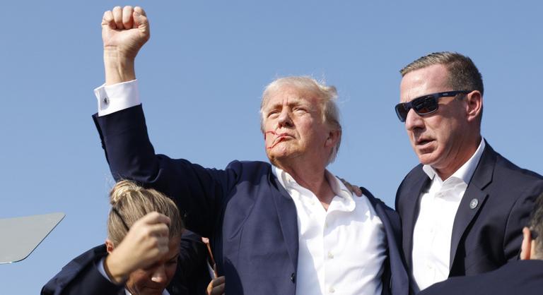 Trump száműzte Obama portréját, hogy saját véres, felemelt öklű képmását akasszák a helyére