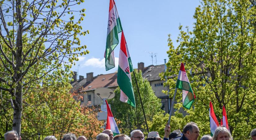 Pár százan vannak a CÖF tüntetésén, amire korábban Bayer Zsolt automata hívásokkal próbált mobilizálni