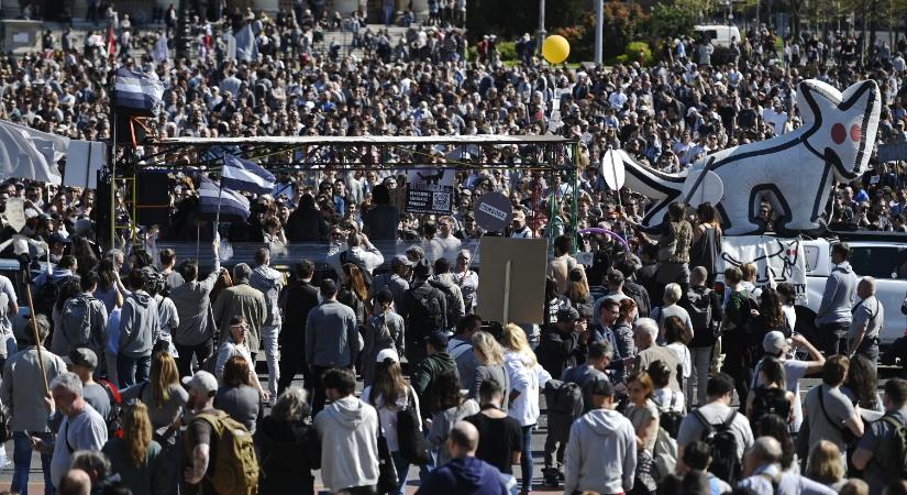 Megtelt a Hősök tere a kutyapárt Békemenetére