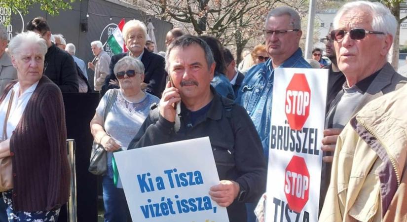 Pár százan gyűltek össze a Bayer Zsolt által szervezett tüntetésén