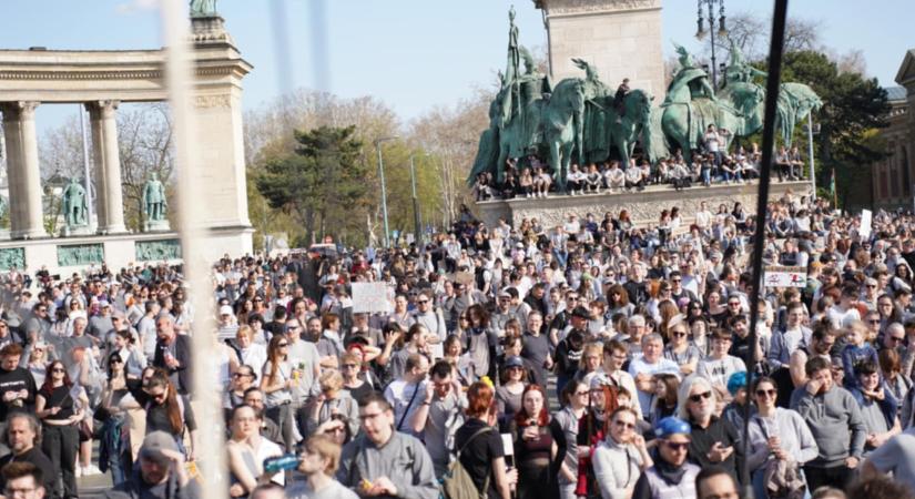 "Legyen mindenki egyforma" - Ezrek vonultak a Kutyapárt "békemenetén" szombat délután