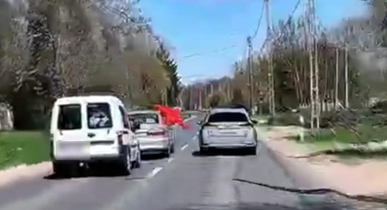 Kaszkadőrmutatvány a 11-es főúton – előzés közben zárta le a tanksapkát