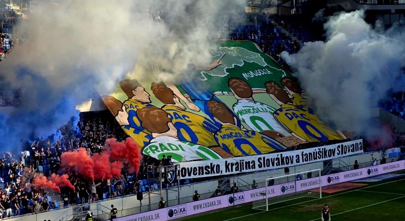 Magyarországot és a Fradit Mongóliaként azonosították, DAC-zászlót is égettek a Slovan-drukkerek - kétgólos előnyt adtak le a dunaszerdahelyiek
