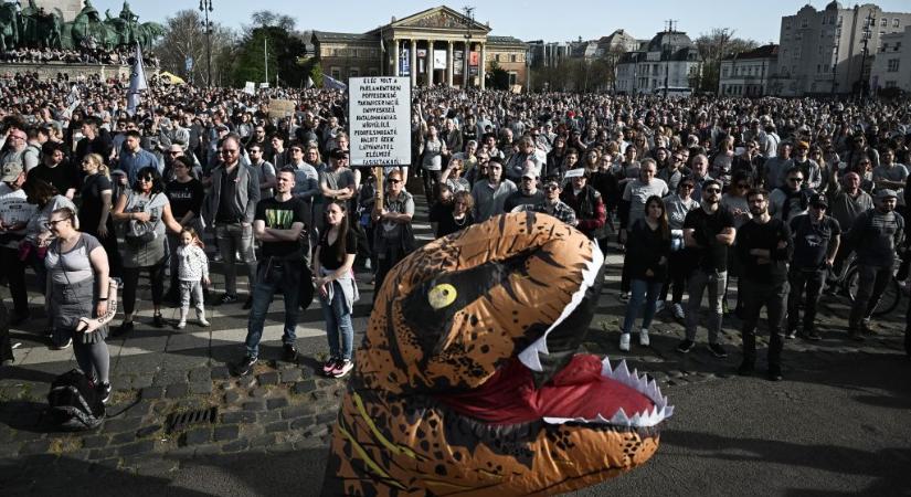 „Le a szexszel! Le a színekkel! Egyformaság!” – szürke spermiumok gyülekeztek a Hősök terén