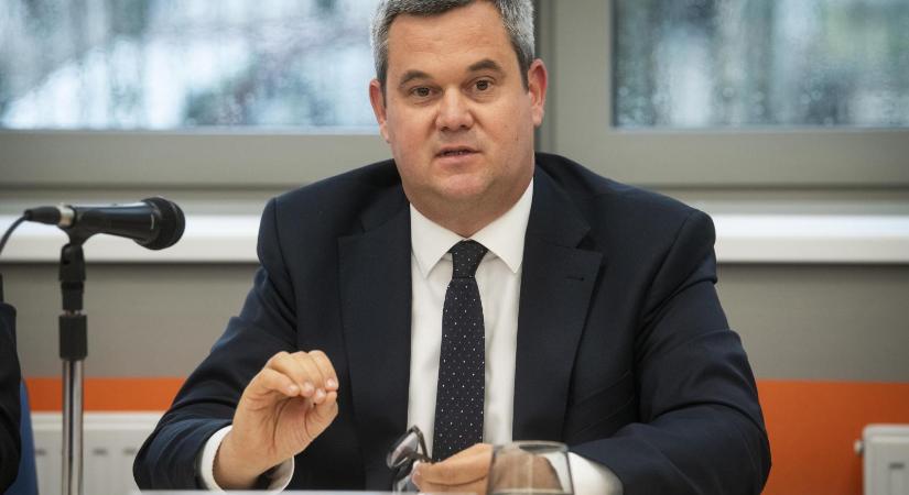 Takács Péter bemutatná, mennyi kórházat újítanának fel a befagyasztott uniós pénzből