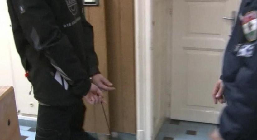 Molotov-koktélt dobott ismerőse házára egy férfi, mert az nem akart neki kölcsönt adni 30 ezer forintot – videó