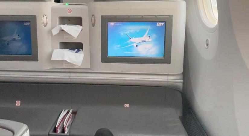 Kollégánk megmutatja, milyen ellátás jár a Business Class-on utazóknak