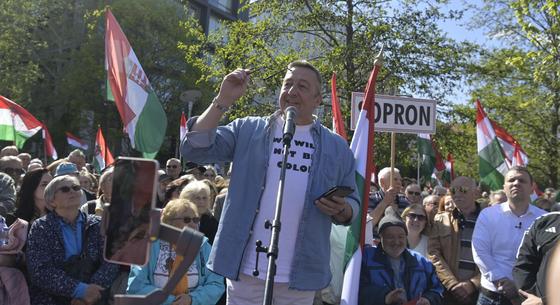 Kint volt Bayer Zsolt tüntetésén a tiszásokat akasztással fenyegető és emiatt elítélt férfi is