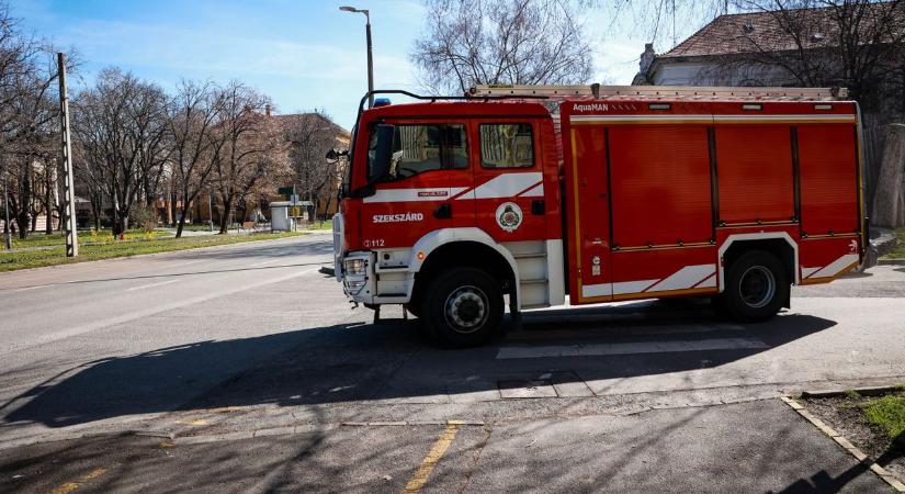 Kisteherautóval ütközött egy gépkocsi, rengeteg törmelék szóródott szét