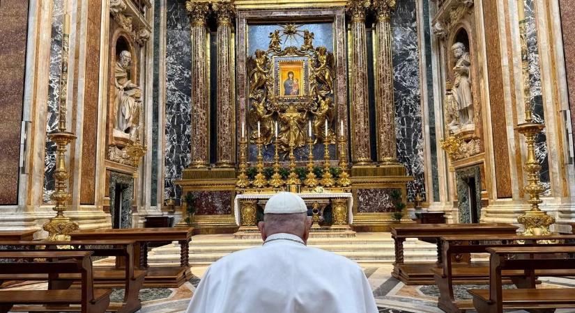 Ferenc pápa szombat délután a Santa Maria Maggiore bazilikában imádkozott