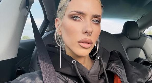 Mustanggal csapódott szalagkorlátnak Cinthya Dictator