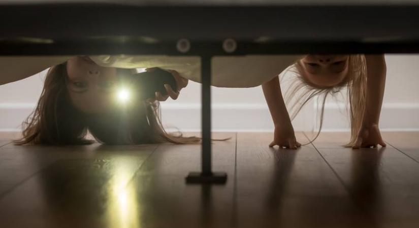 Nem tudta megnyugtatni a gyereket, aki félt az ágy alatt lakó szörnytől: dermesztő felfedezést tett a bébiszitter