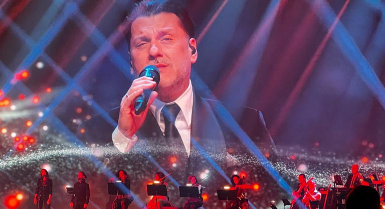 Történelmi pillanat az MVM Dome-ban: Kökény Attila egy soha meg nem jelent Máté Péter dalt énekelt