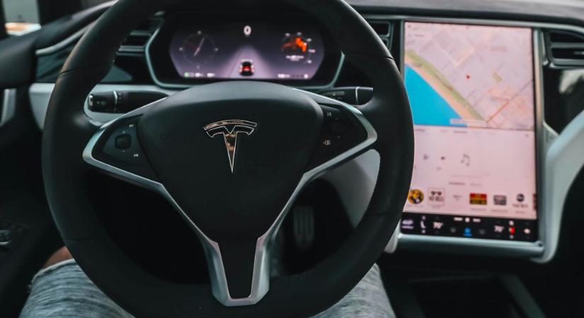 Egy lángoló Tesla miatt kellett kiüríteni egy teljes lakóházat – kitört a pánik
