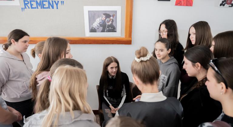 Egy seregélyesi iskolában értelmet nyert egy agydaganat után lábadozó kislány élete