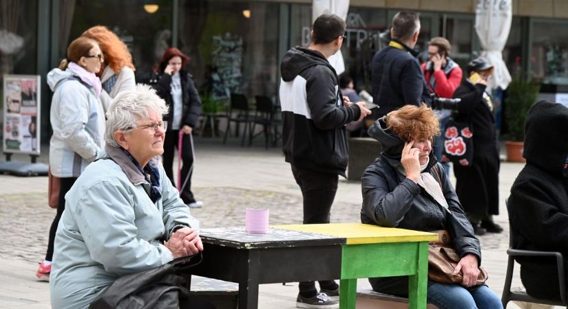 Járókelők hallották meg, mi zajlik a szolnoki téren: le kellett ülniük, mikor megértették, mi történik – videóval, galériával