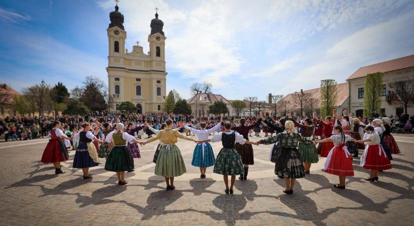 Videón a látványos és hangos virágvasárnapi böjti karikázó