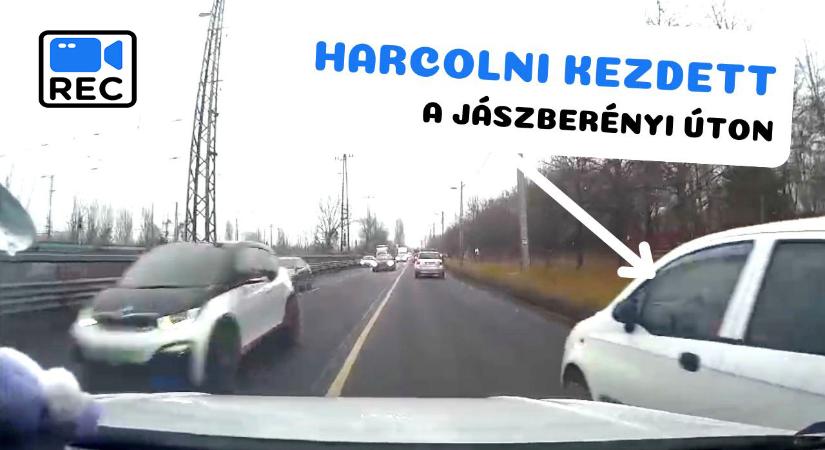 Harcolni kezdett a Jászberényi úton, miután áthajtott a piroson és több szabályt megszegett