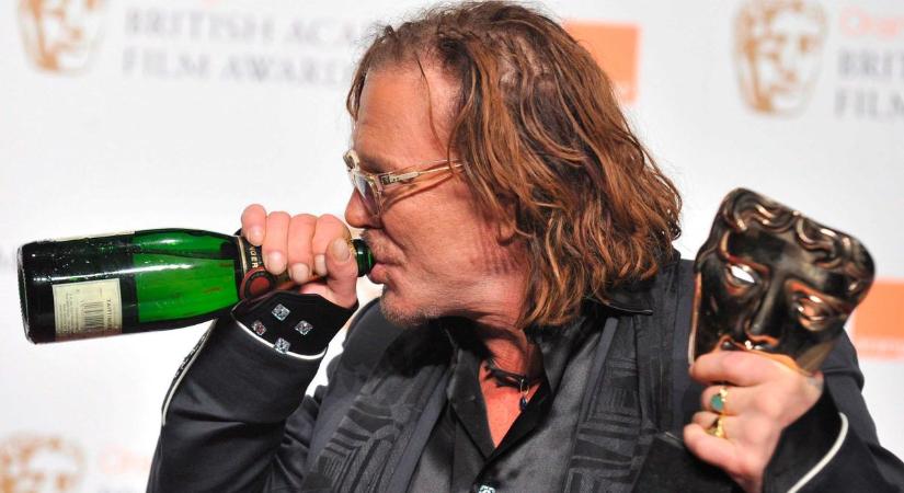 Kirúgták Mickey Rourke-ot a Big Brotherből, miután „homofób” megjegyzéseket tett
