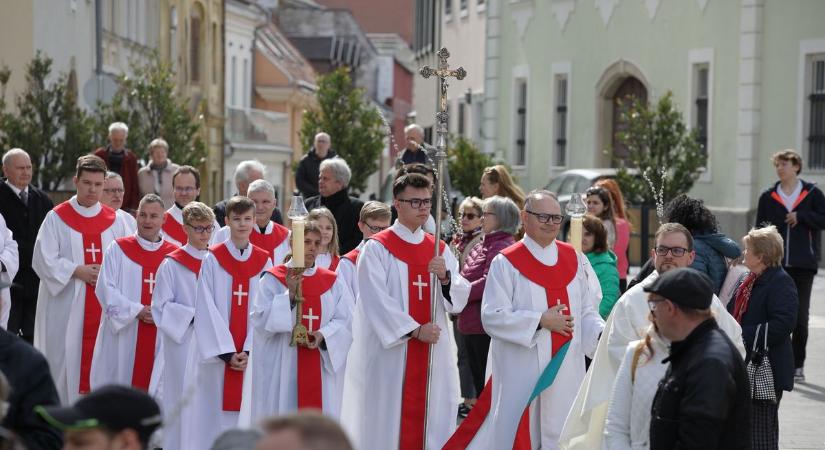 A Torinói Lepel Hiteles másolata és barkaszentelés – így telt a virágvasárnap Székesfehérváron (galéria, videó)