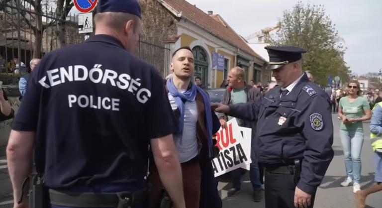 Bilincsben vittek el egy kormánypárti demonstrálót a Tisza Párt szentendrei gyűléséről
