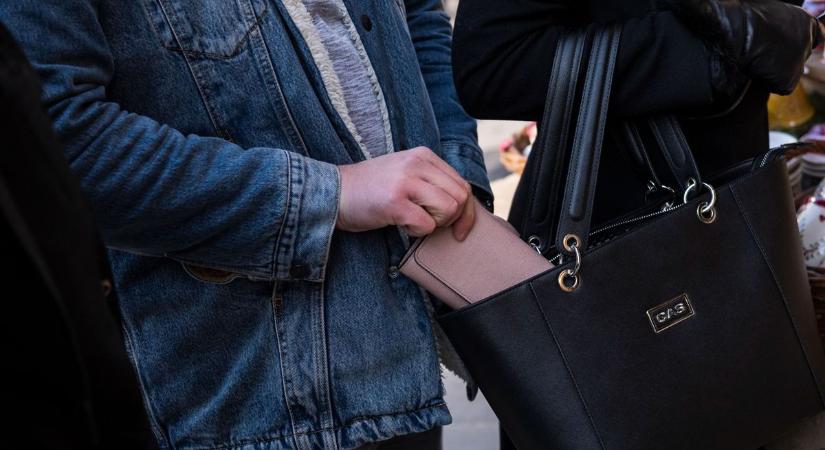 „Egy pillanat alatt lopták el a pénzem!" A zsebtolvajok előszeretettel lökdösődnek
