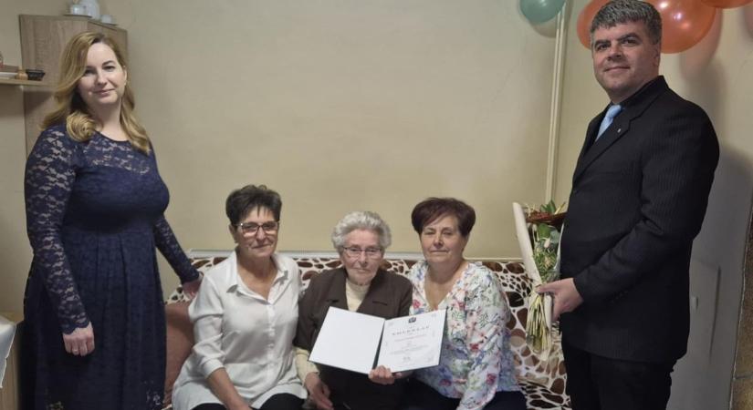 90. születésnapját ünnepelte a hajdúböszörményi Pénzeli Gyuláné Oláh Róza néni